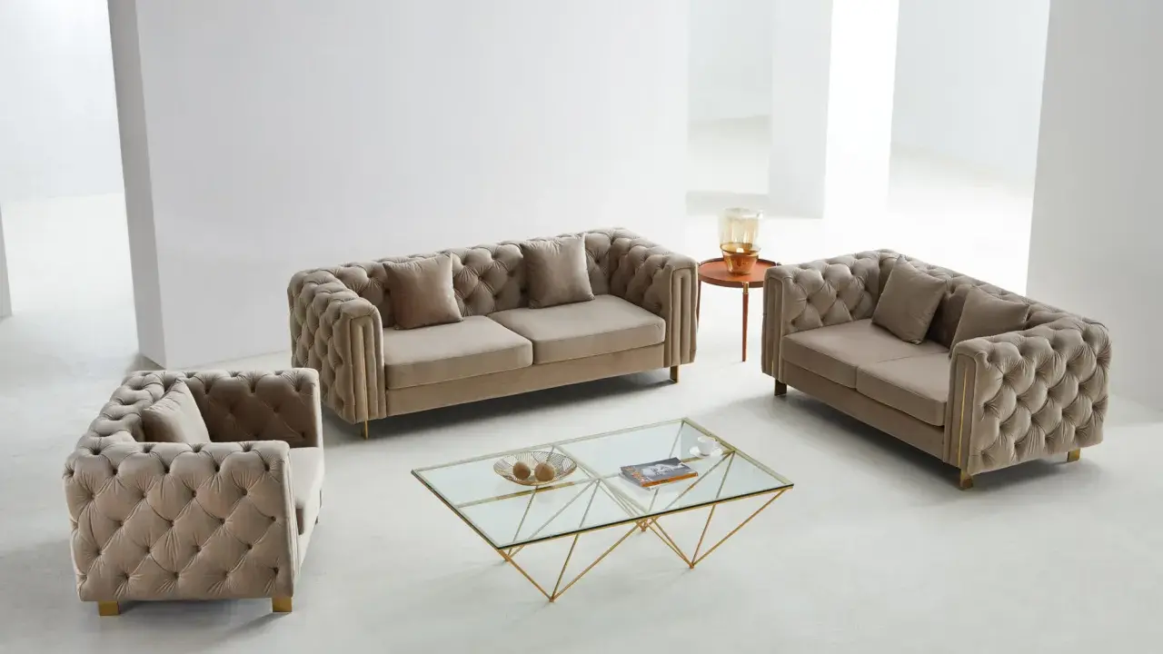 En lyxig soffgrupp med en soffa 3+2+1 i sammet, med knappad design och guldfärgade detaljer.