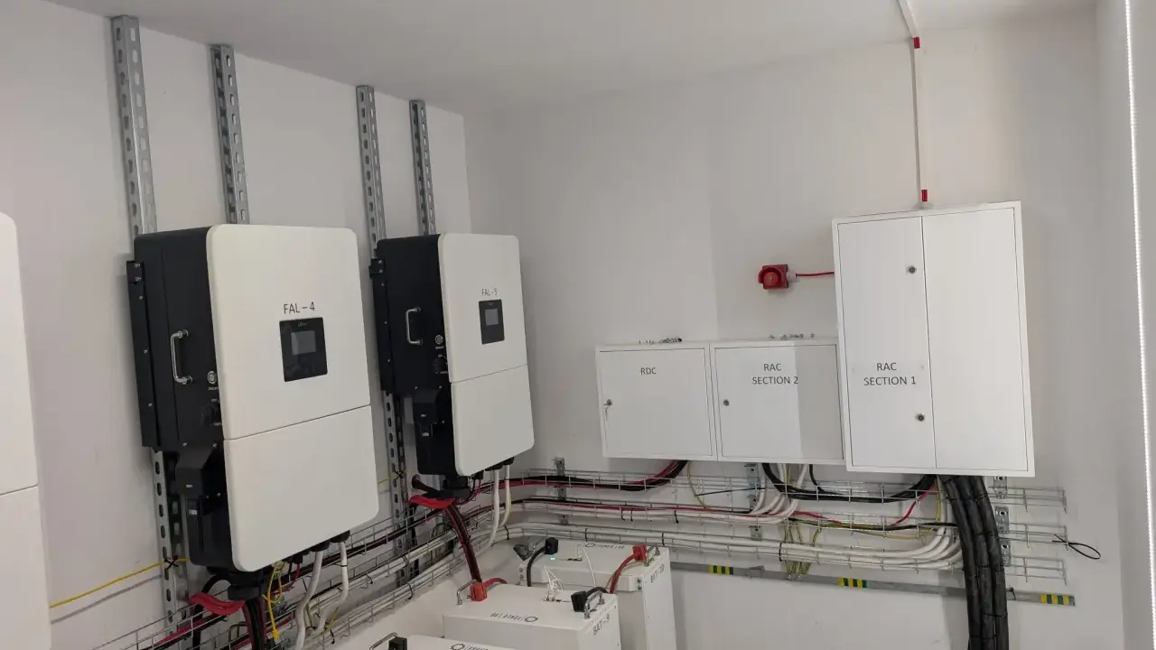 System awaryjne zasilanie domu z fotowoltaiki: falowniki, baterie i skrzynki elektryczne.