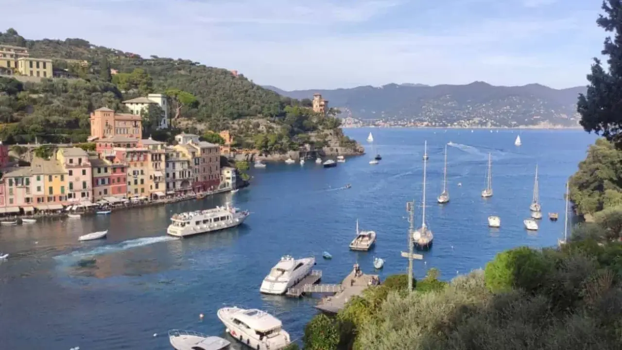 Colorati paesi della Riviera di Levante, con barche a vela e yacht che solcano il mare blu.