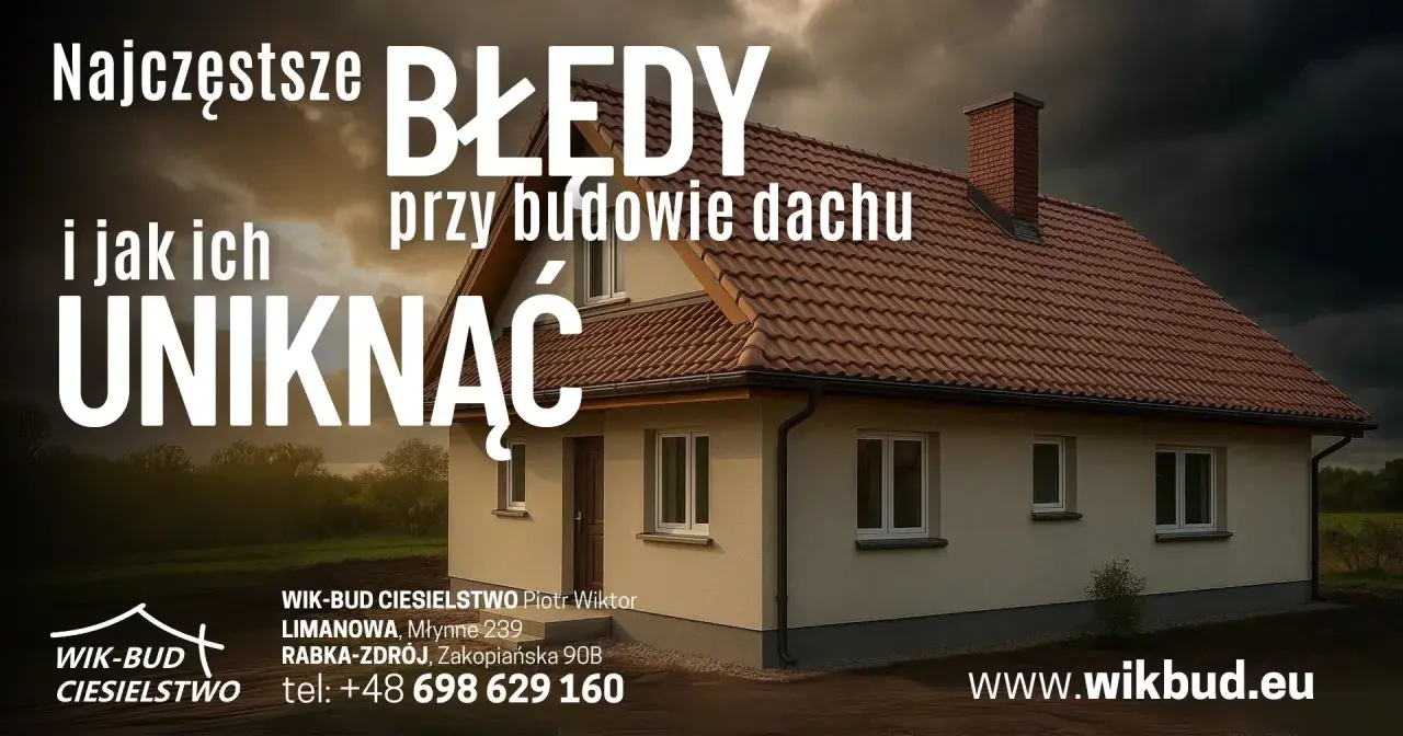 Dom z brązowym dachem i kominem, na tle ciemnego nieba. Napisy: "Najczęstsze BŁĘDY przy budowie dachu i jak ich UNIKNĄĆ".