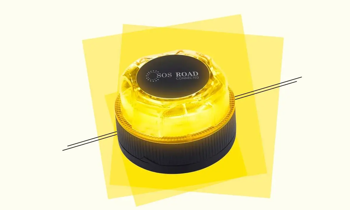 Baliza DGT amarilla con texto "SOS ROAD CONNECTED". Un dispositivo de seguridad vial esencial.