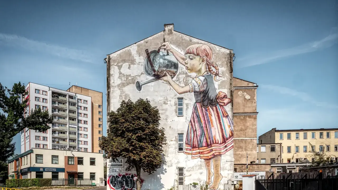 Dziewczynka z konewką na ścianie kamienicy, jeden z pięknych murale Białystok.