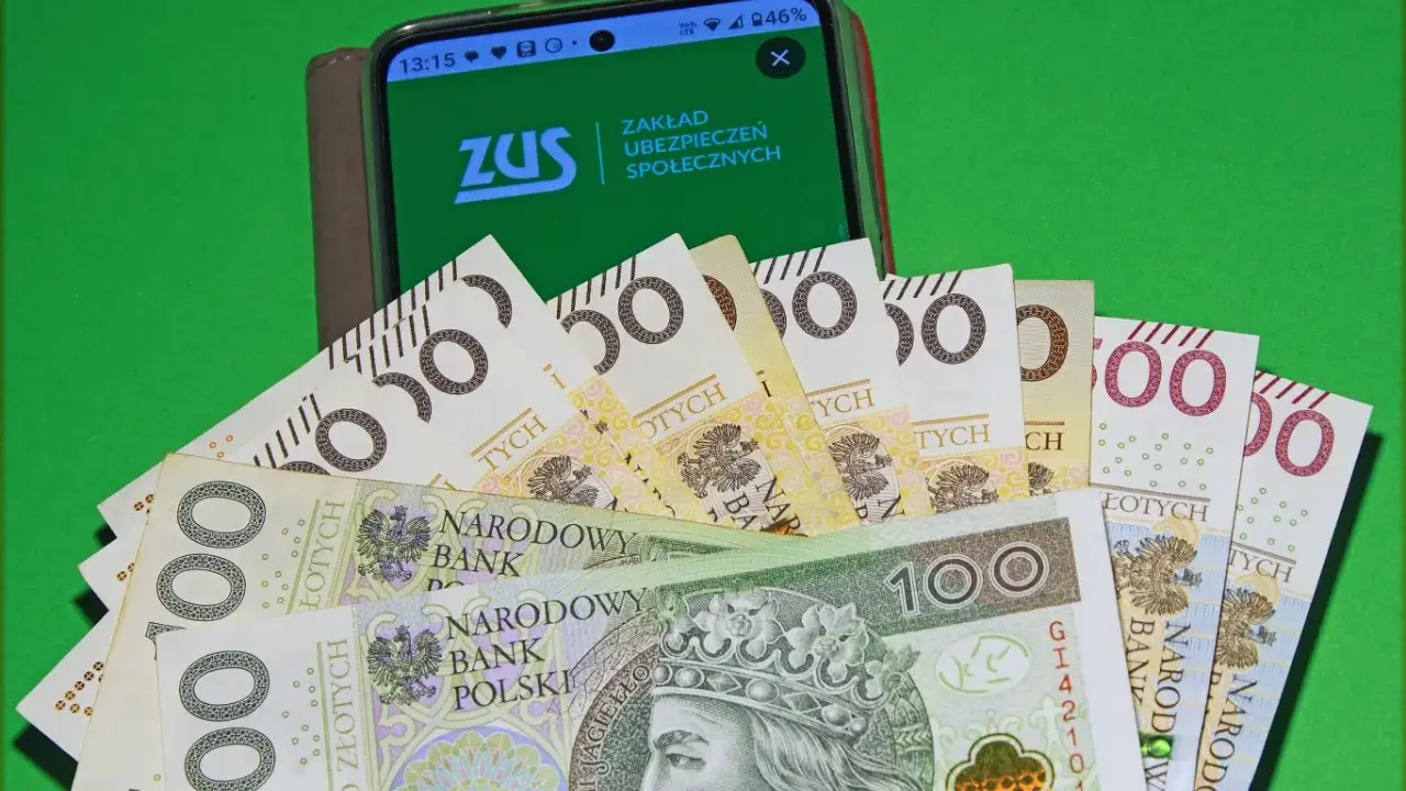 Złotówki i ekran telefonu z logo ZUS. Ile trzeba pracować za granicą żeby dostać emeryturę?
