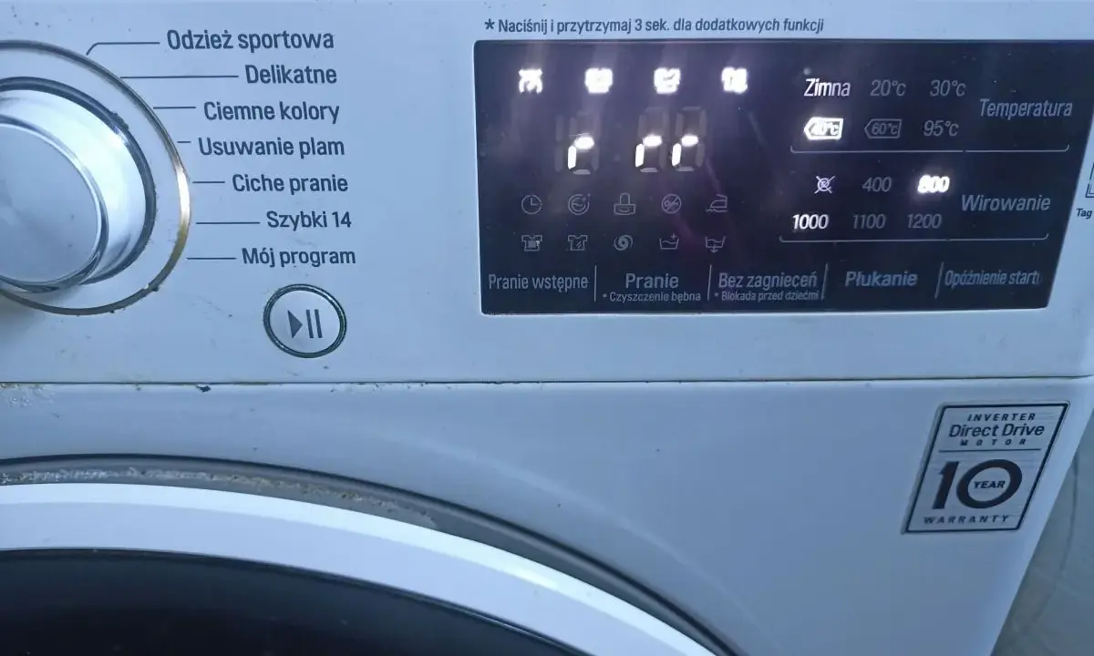 Pralka LG z wyświetlaczem pokazującym symbole programów: "Odzież sportowa", "Delikatne", "Ciemne kolory", "Usuwanie plam", "Ciche pranie", "Szybki 14", "Mój program". Widoczne też symbole temperatury i wirowania.