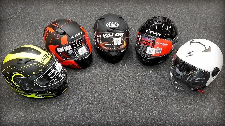 Kask motocyklowy do 500 zł: Ranking i jak wybrać bezpieczny model?