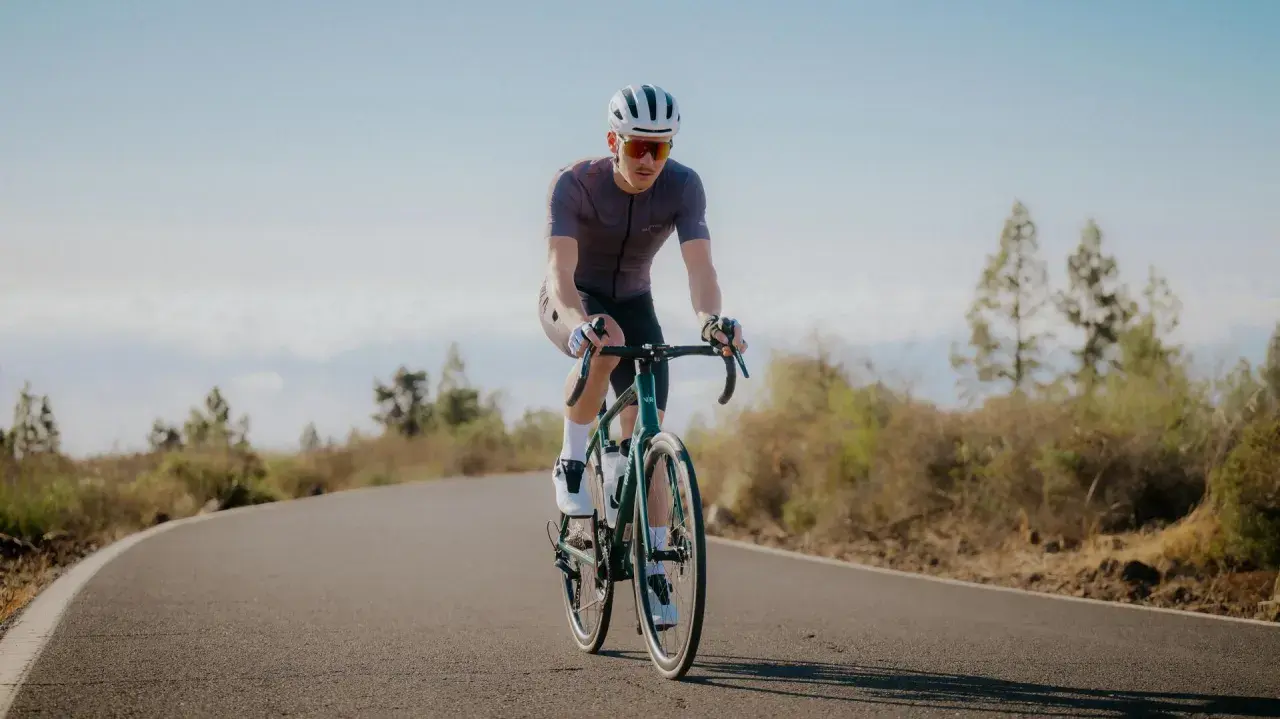 Radfahrer auf einer Straße, der die Prinzipien der **Superkompensation im Sport** verkörpert.