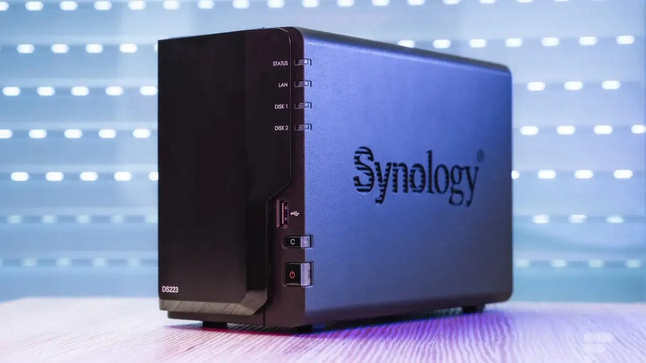 Serveur de stockage en réseau Synology DS223, compact et discret, prêt à centraliser vos données.