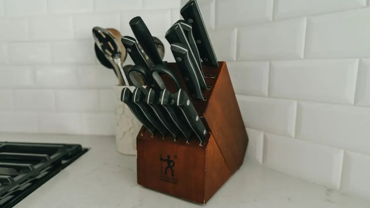 Drewniany blok z zestawem ostrych noży kuchennych, idealny do każdego domu. Zastanawiasz się, jakie noże do kuchni wybrać? Ten zestaw to świetny początek.