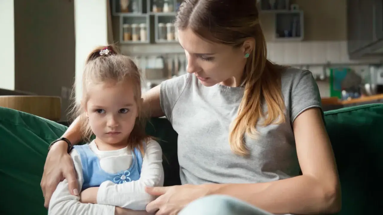Matka uspokaja obrażoną córkę. Poradnik: jak opanować złość na dziecko, gdy emocje biorą górę.