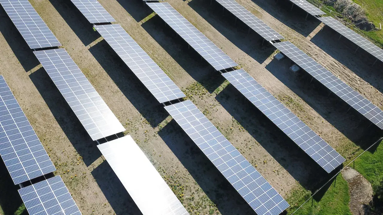 En stor solcellspark tar form. Solpaneler i rader fångar solens energi för att starta en grön framtid.