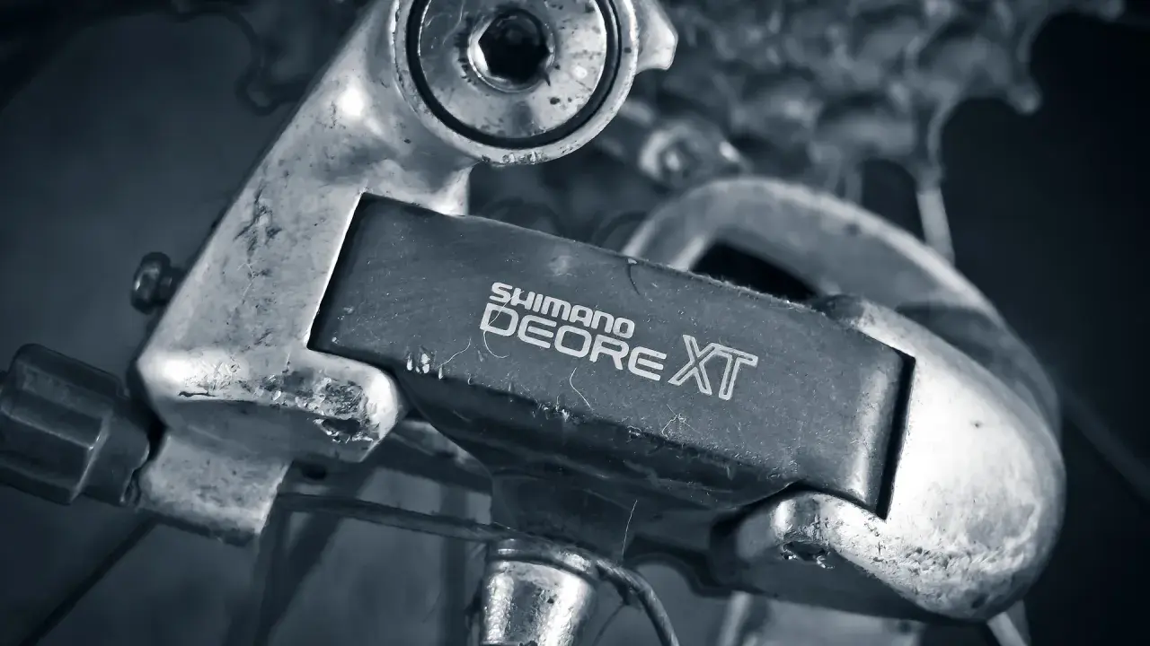 Przerzutka rowerowa Shimano Deore XT, gotowa do akcji, w przeciwieństwie do Sram.