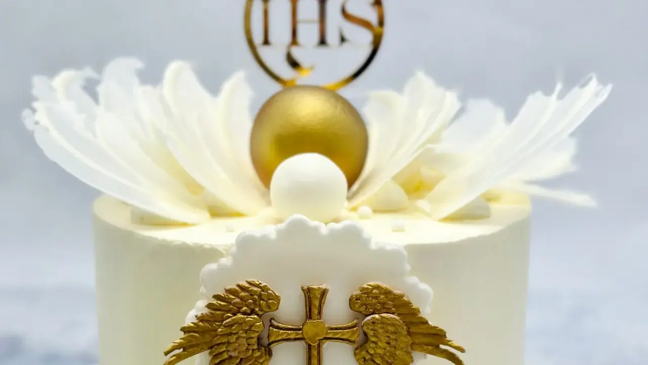 Elegancki topper na tort pierwsza komunia z krzyżem, aniołkami i złotym IHS.