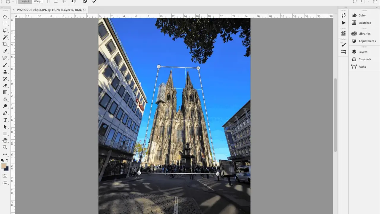 Catedral gótica en edición de Photoshop, ajustando la perspectiva con la herramienta Warp.