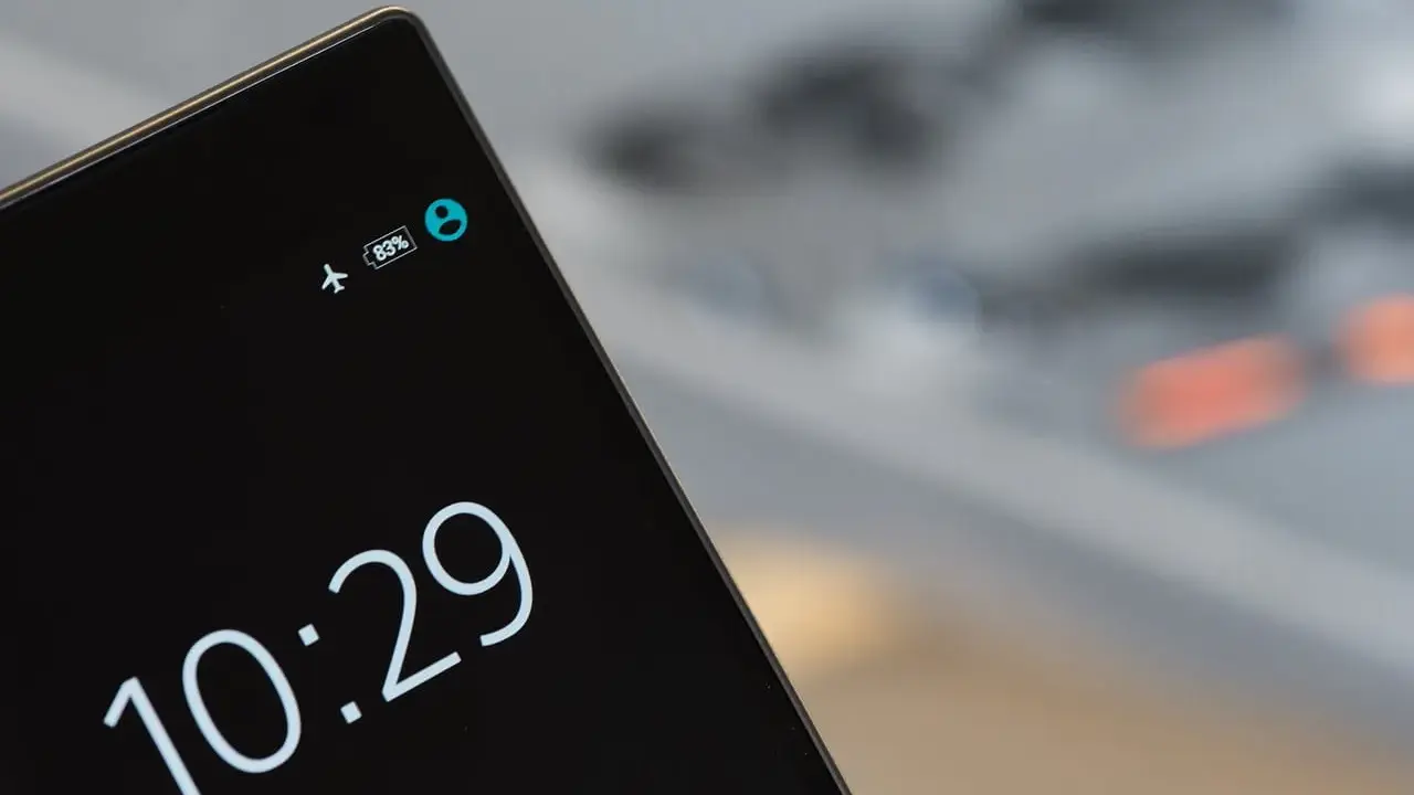 Ekran telefonu z ikoną samolotu i baterią 83%. Czas 10:29. Jak ograniczyć korzystanie z telefonu?