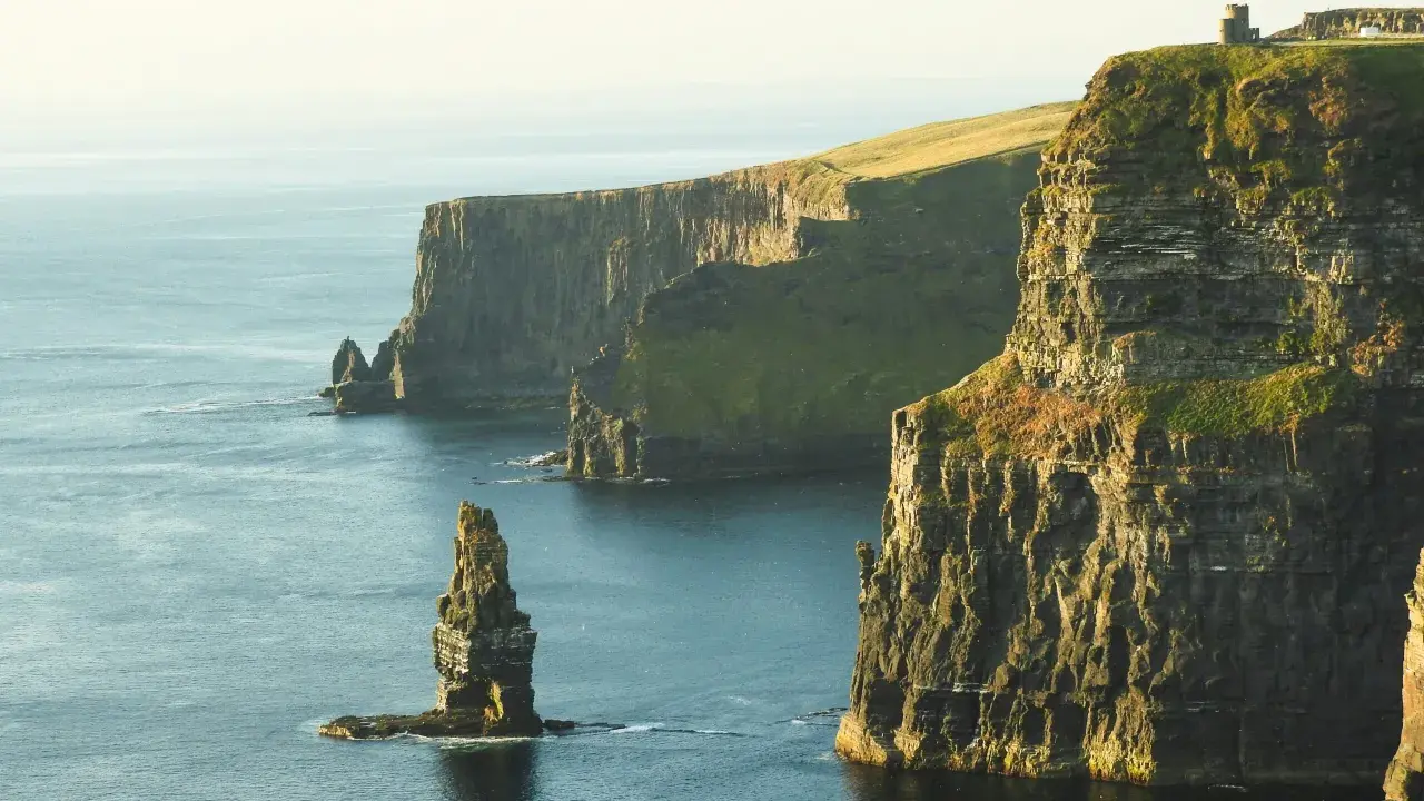 Majestatyczne klify Irlandii, gdzie praca i natura splatają się w zapierający dech w piersiach krajobraz.