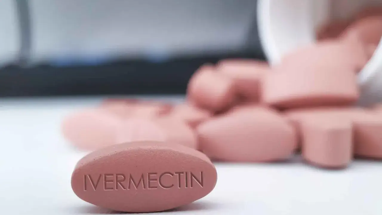Tabletka z napisem "IVERMECTIN". Co to jest? Lek stosowany w leczeniu chorób pasożytniczych.