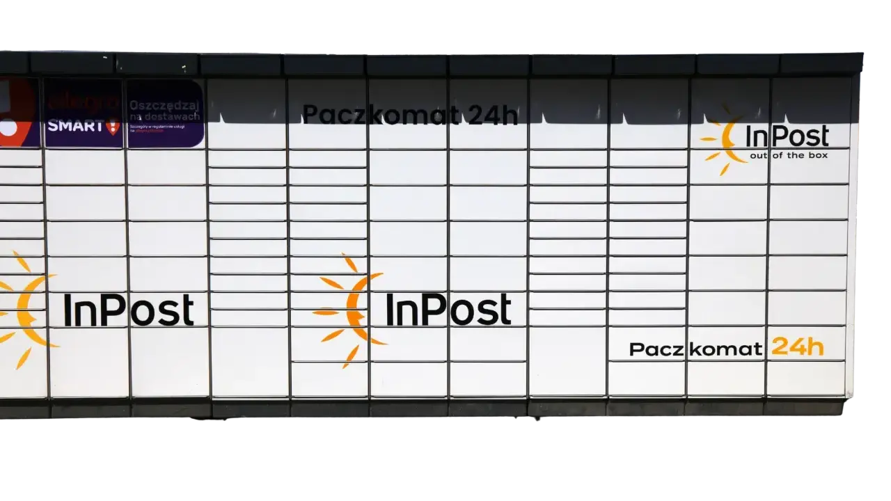 Paczkomat InPost, gotowy do obsługi kolejnych etapów przesyłki. Widoczne logo Allegro Smart.