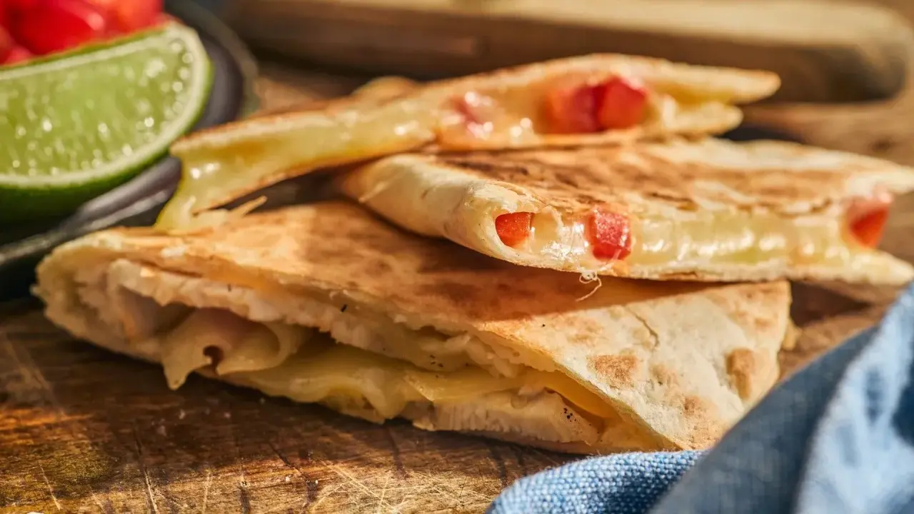 Krispiga quesadillas med smält ost och tomat. Ett perfekt tortilla recept med en god fyllning.