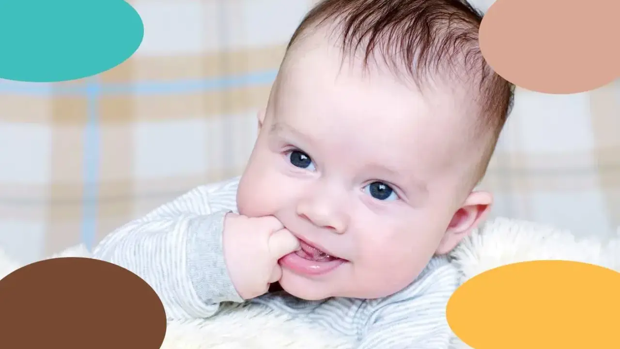 Bebé de 4 meses con ojos azules, chupándose el dedo. ¿Cuántas horas de sueño necesita un bebé de 4 meses?