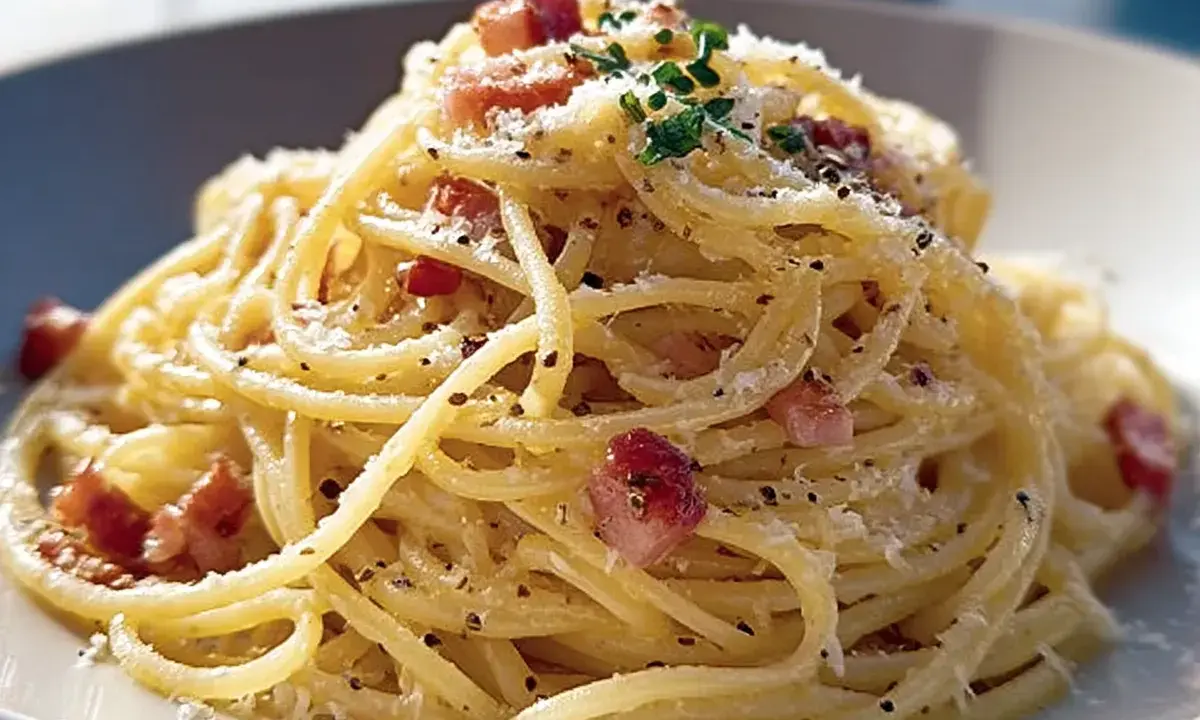 En krämig portion pasta carbonara med guanciale, parmesan och svartpeppar.
