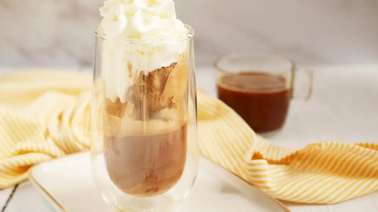 Un délicieux café liégeois glace, couronné de chantilly, prêt à être dégusté.