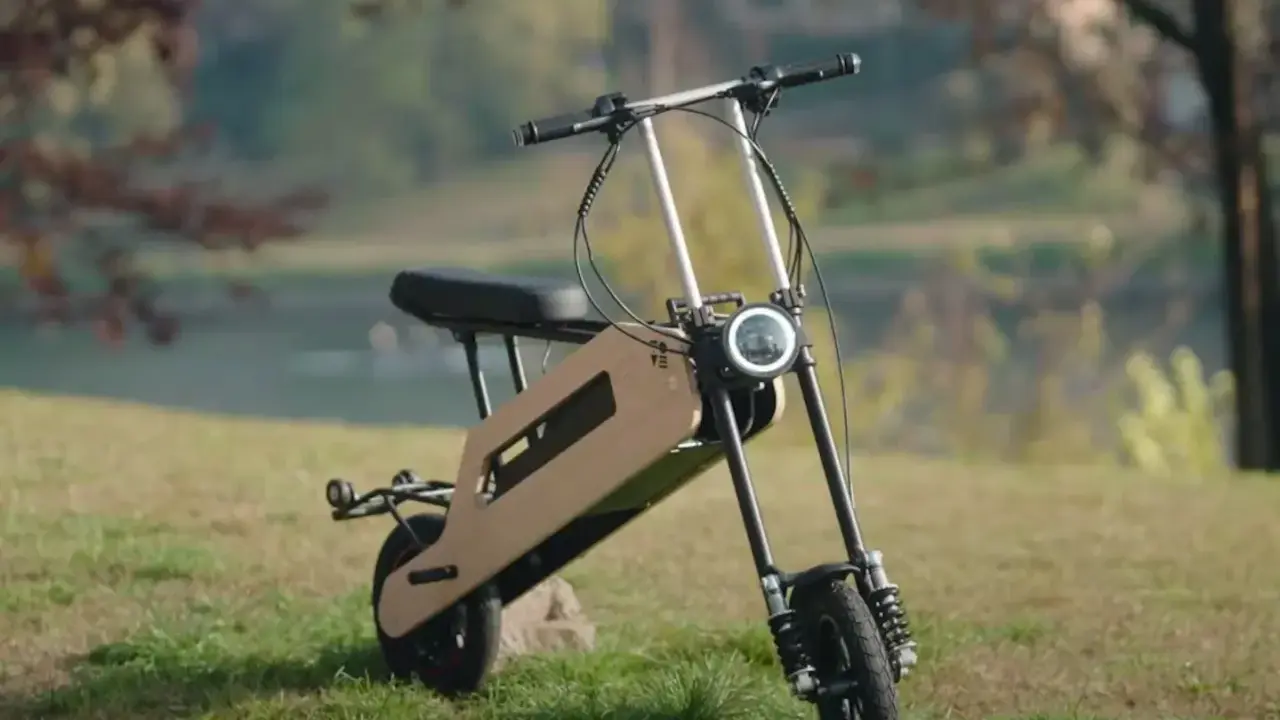 Trottinette électrique au design unique, prête à être pliée pour faciliter le transport.