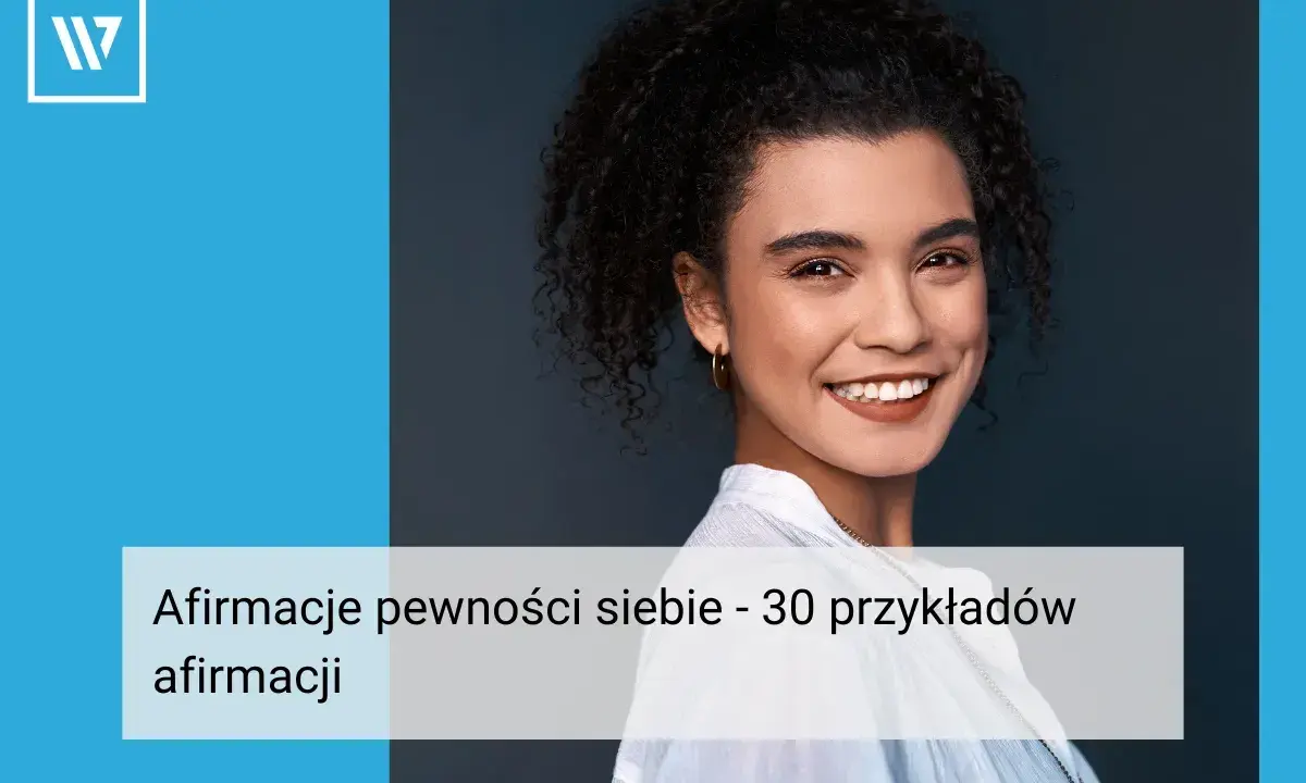 Uśmiechnięta kobieta z kręconymi włosami, tekst o afirmacji pewności siebie.