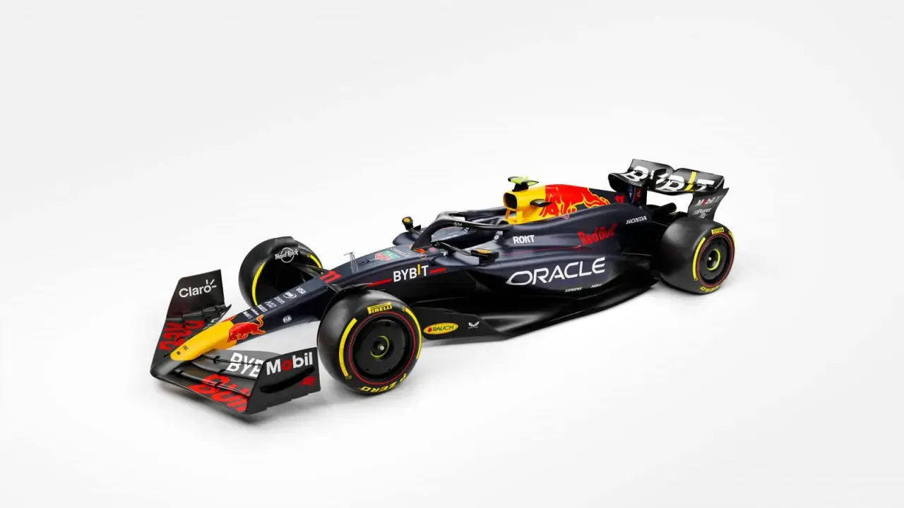 El coche de **Red Bull F1** en negro y azul oscuro, con detalles en rojo y amarillo, listo para la velocidad.