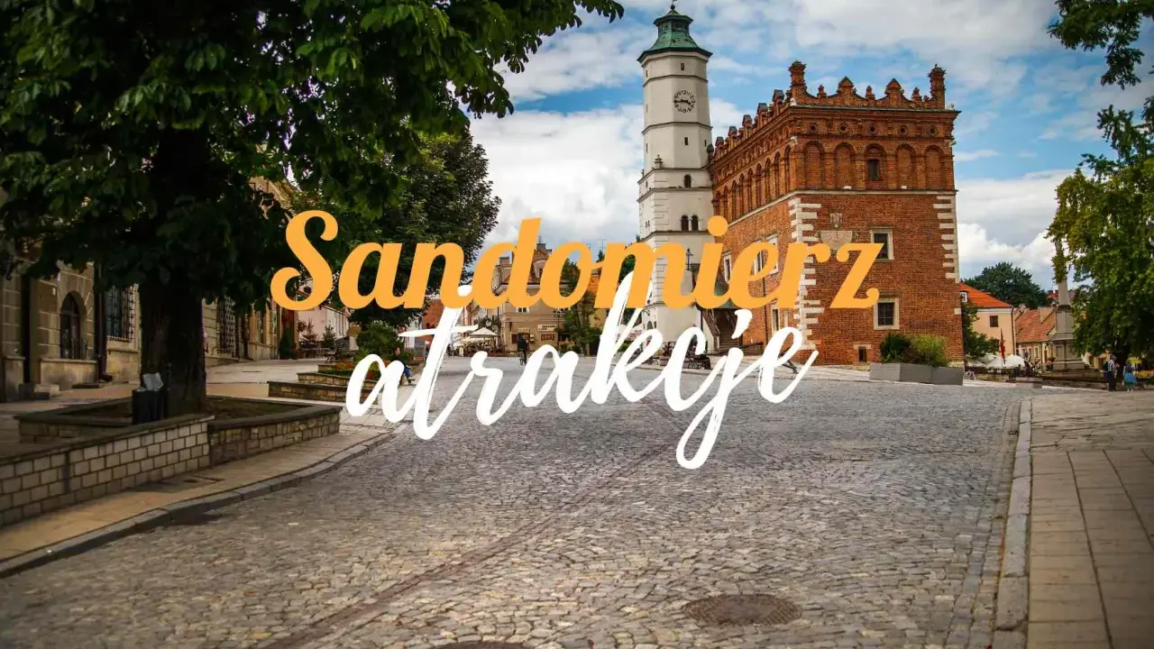 Sandomierz: fajne miejsca w świętokrzyskim na weekend. Rynek z Ratuszem i kamieniczkami zaprasza na spacer.