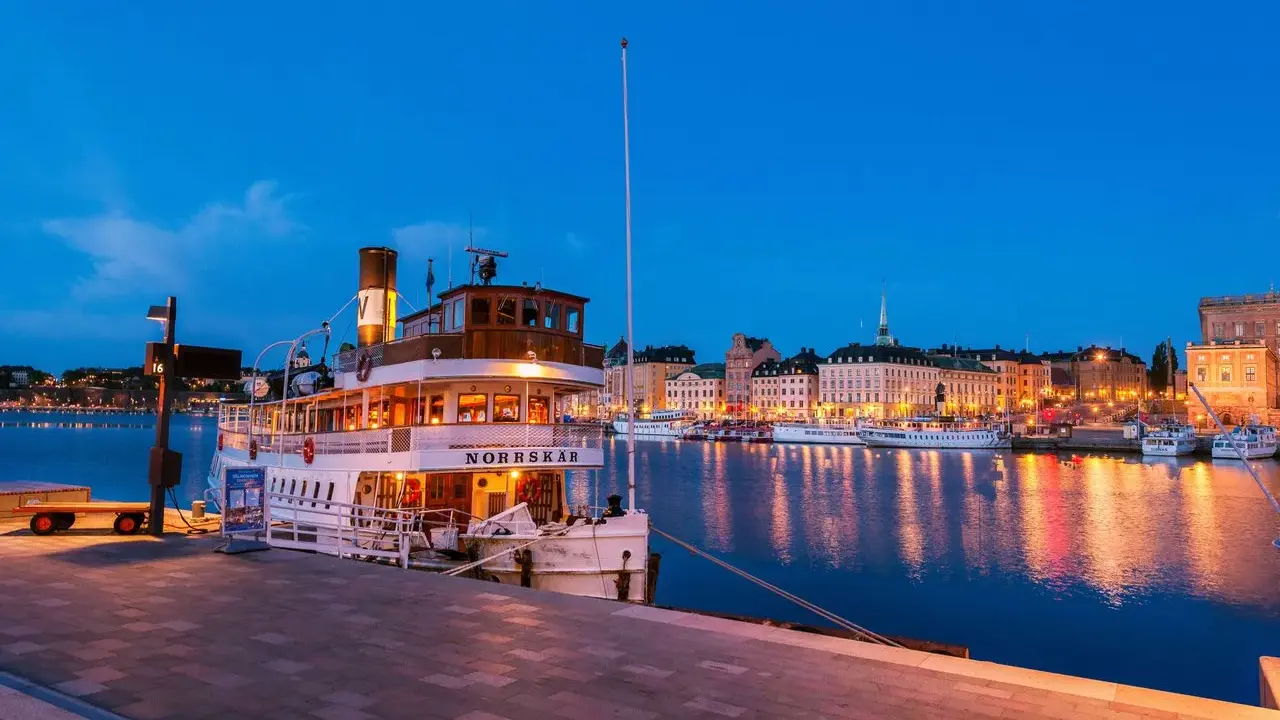 En vacker kväll i Stockholm med Norrskärs båt vid kajen, redo för en kväll med seafood gastro.