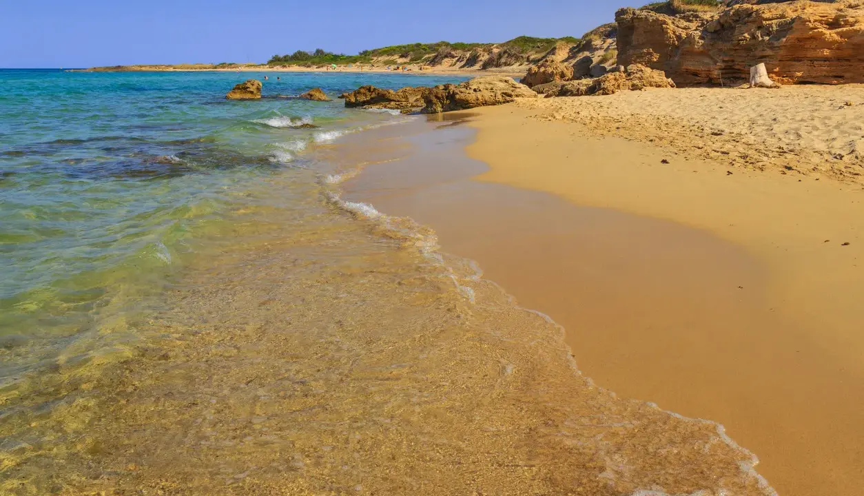Spiagge libere in Puglia: sabbia dorata, acque cristalline e scogliere naturali. Un angolo di paradiso per godersi il sole e il mare.