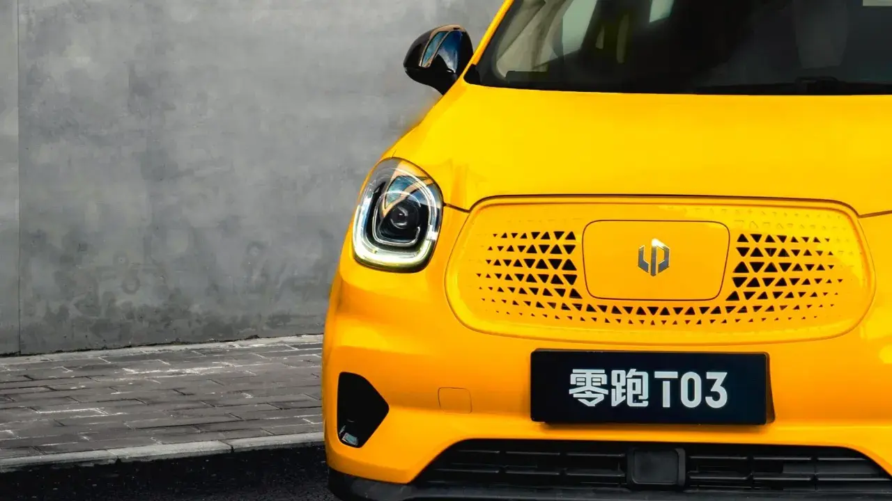 El llamativo Leapmotor T03 amarillo, con su distintivo frontal y logo, listo para la aventura urbana.