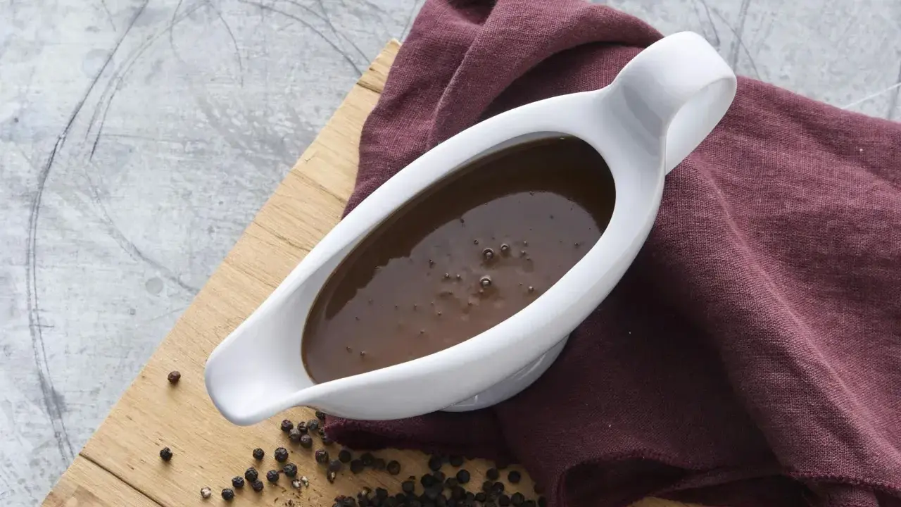 En vit såsslev fylld med mustig brunsås, redo att förhöja din middag. Ett perfekt brunsås recept för alla tillfällen.