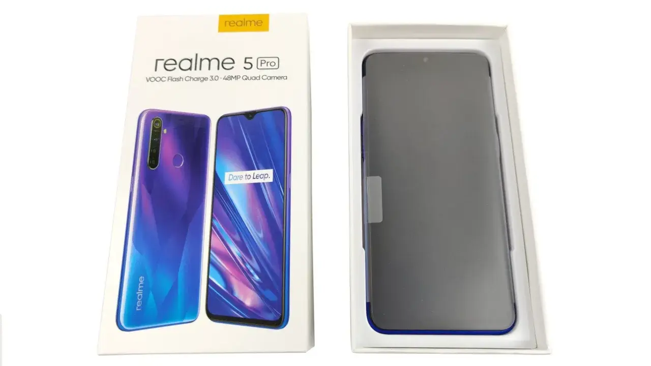 Pudełko z telefonem realme 5 Pro, z widocznym na opakowaniu modelem i specyfikacją, obok niego smartfon w opakowaniu.