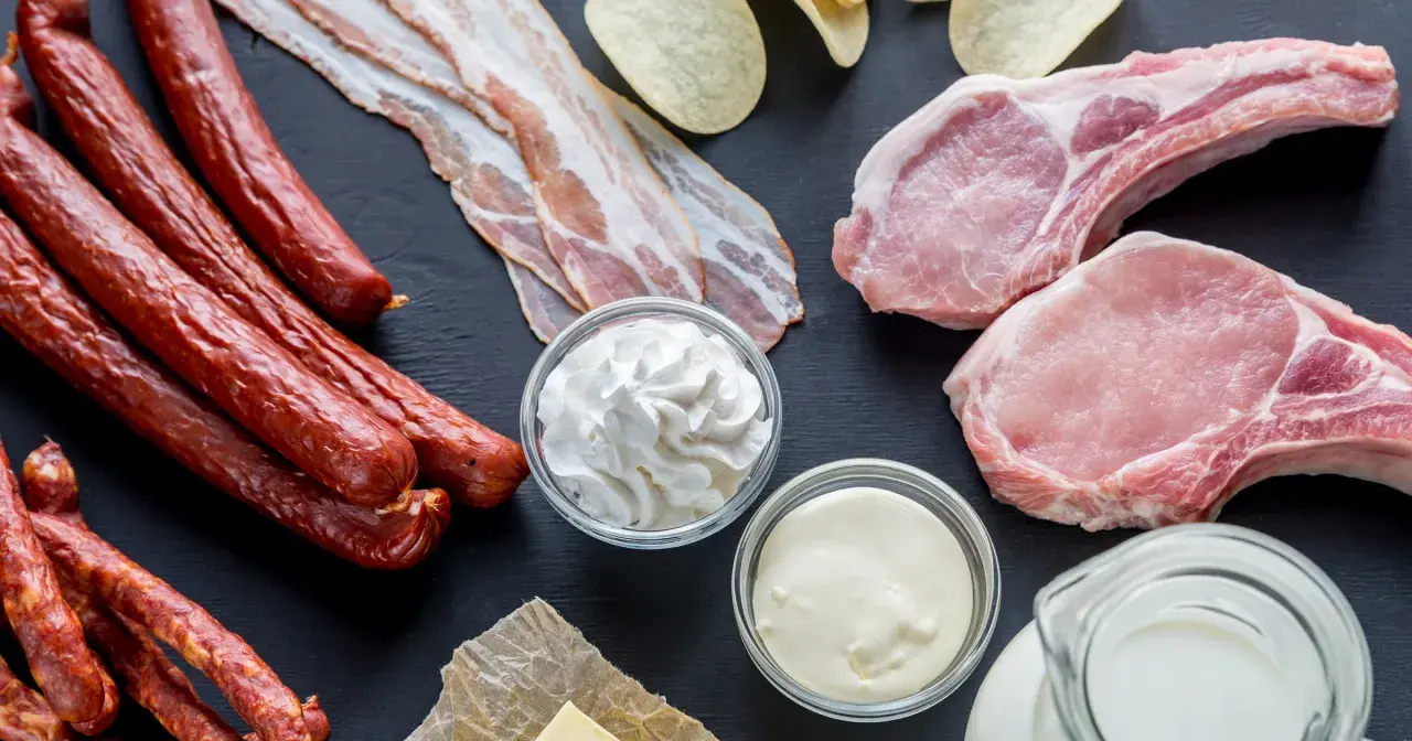 Kiełbaski, boczek, kotlety, śmietana, masło i mleko – produkty bogate w kwasy tłuszczowe nasycone.