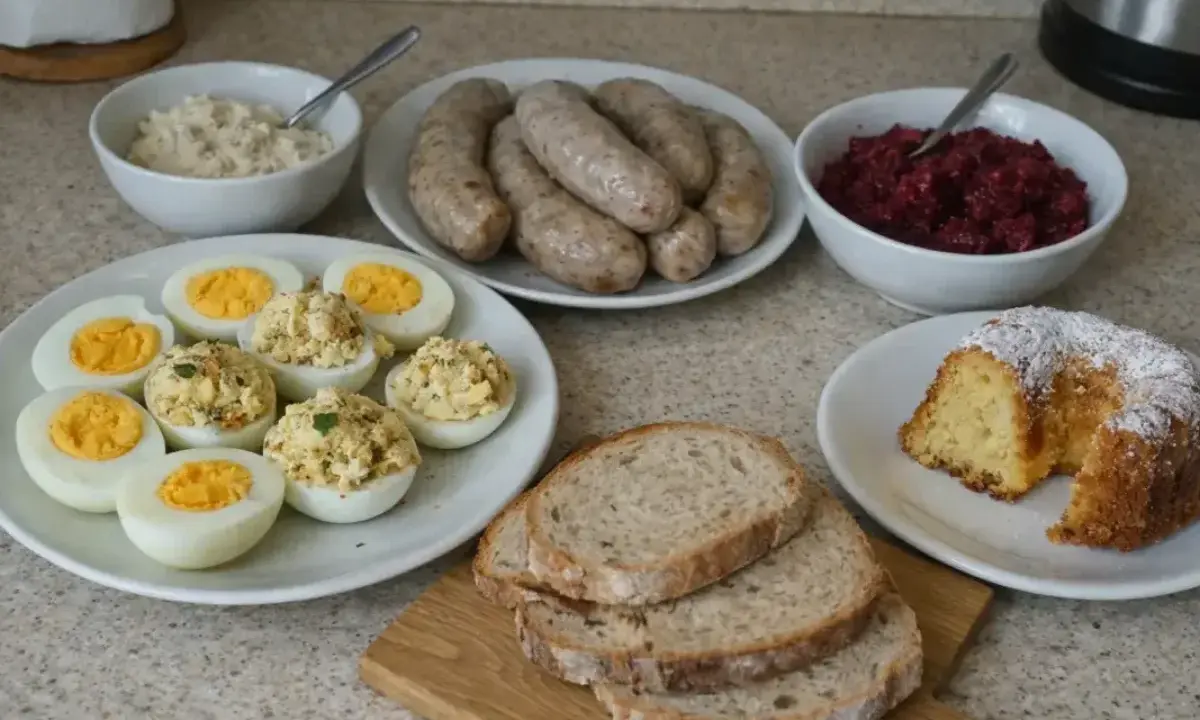 Tradycyjne śniadanie wielkanocne: jajka faszerowane, biała kiełbasa, chrzan, ćwikła, chleb i babka.