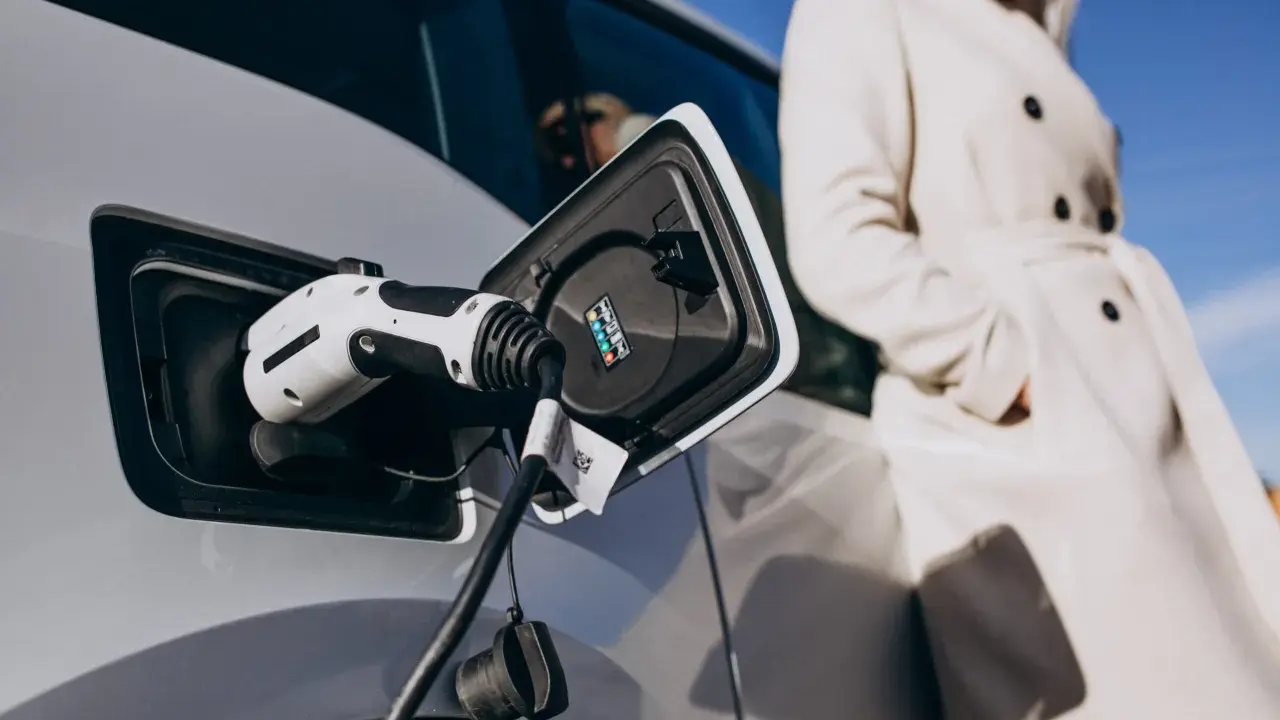 Cargando un coche eléctrico. Descubre cuanto se ahorra con un coche eléctrico y disfruta de la movilidad sostenible.