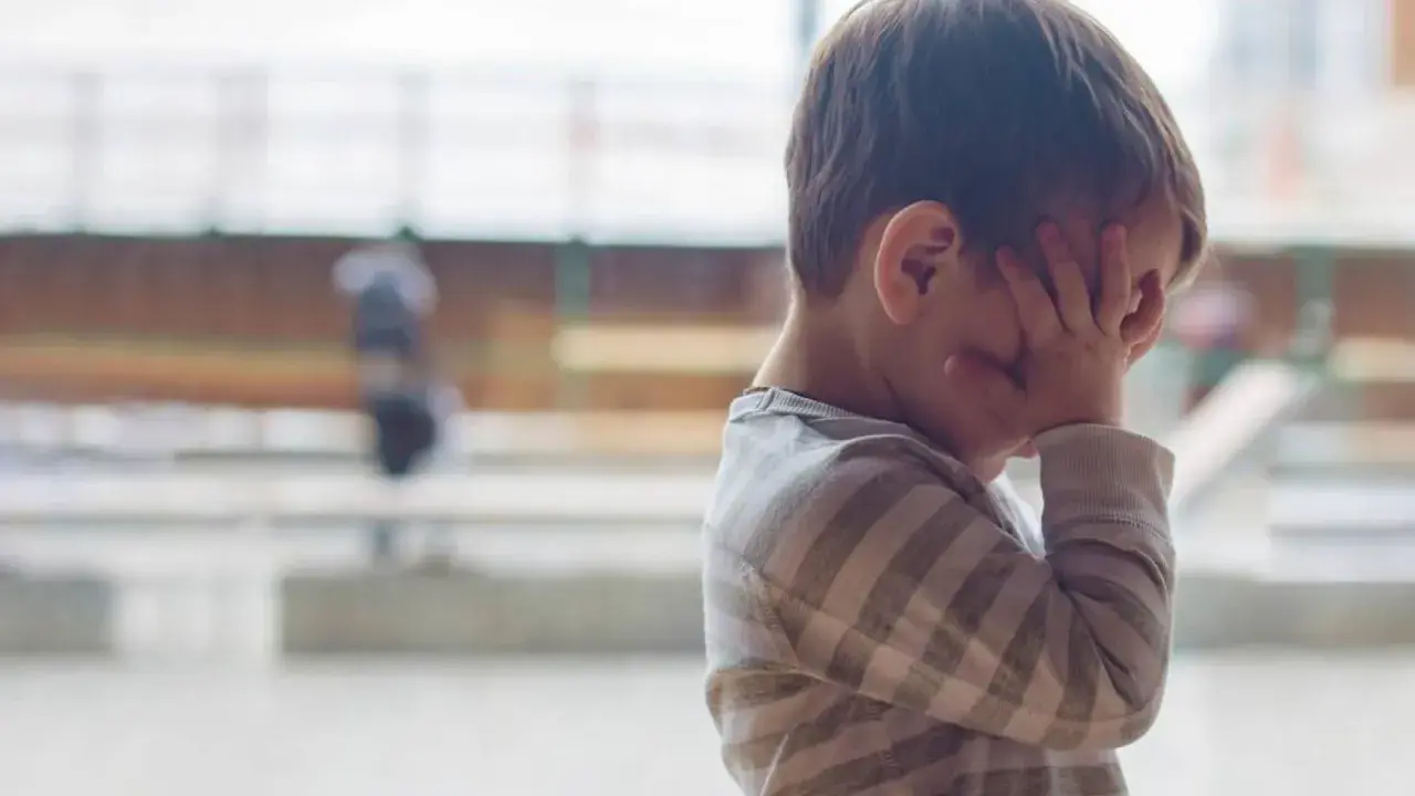 Niño con las manos en la cara, parece abrumado. A veces, mi hijo me genera ansiedad.