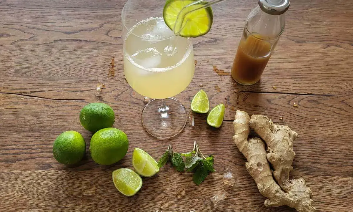 Erfrischender **Gingerbier**-Cocktail mit Limetten, Minze und frischem Ingwer.