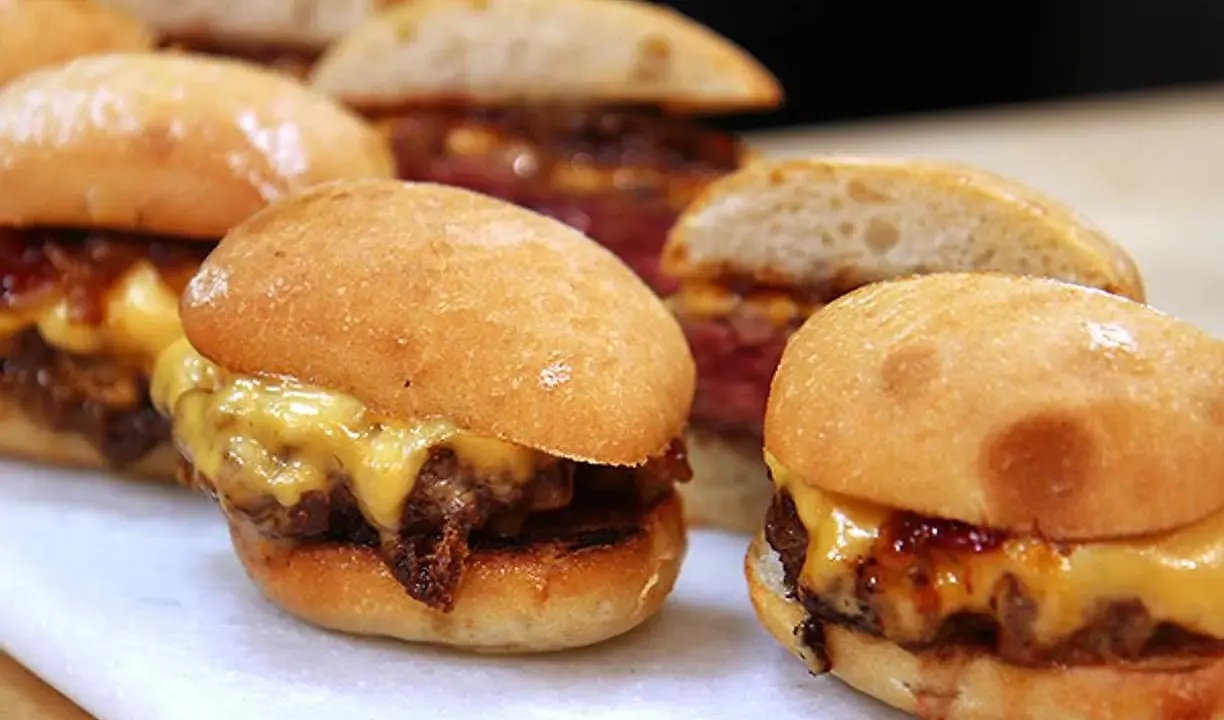 Små, saftiga hamburgare med smält ost och karamelliserad lök. Ett perfekt hamburgare recept för en festlig tillställning.