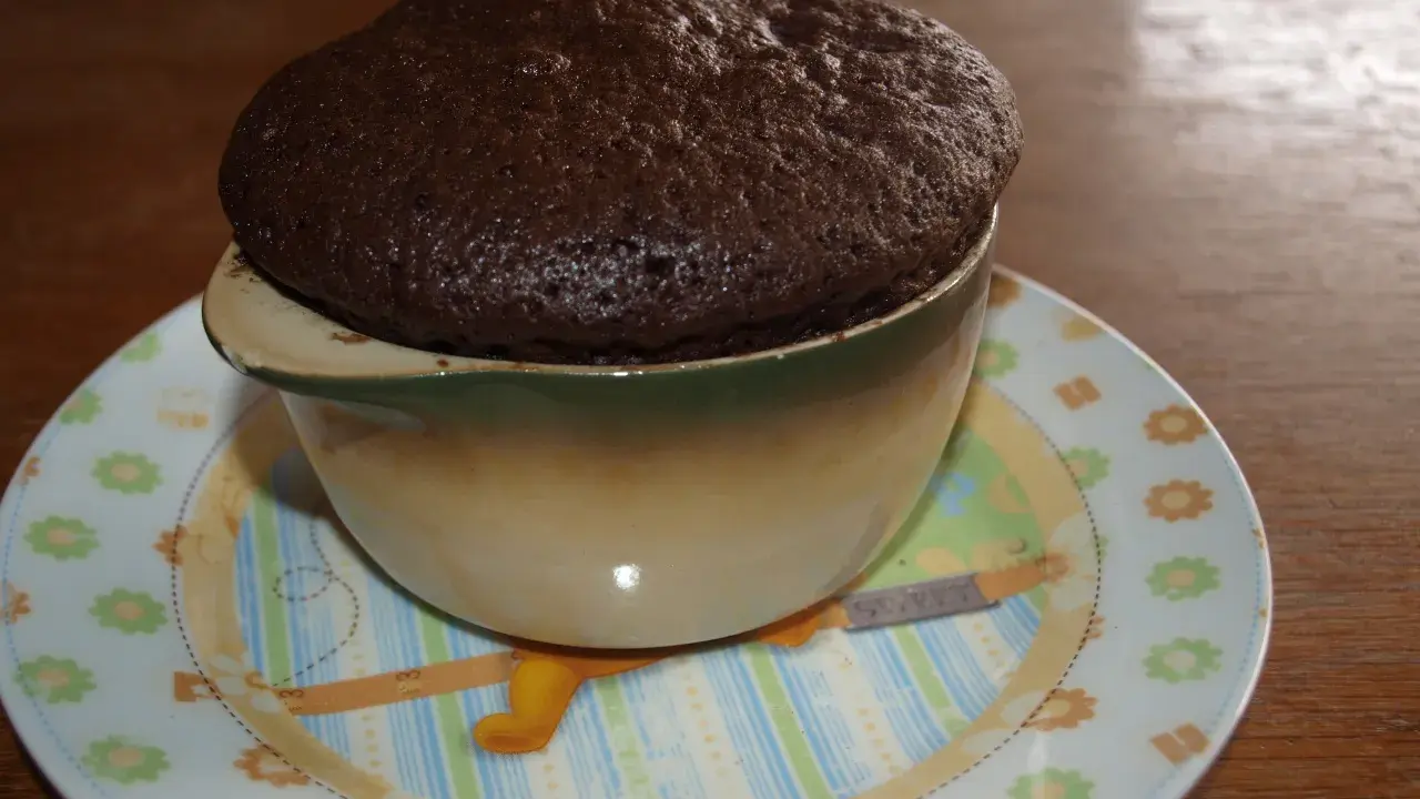 Puszyste ciasto czekoladowe z mikrofali w kubku, na talerzyku z motywem misia.