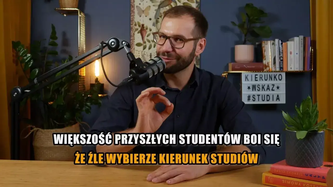 Mężczyzna z okularami gestykuluje, mówiąc o obawach przyszłych studentów przed złym wyborem kierunków studiów, np. na Uniwersytecie Łódzkim.