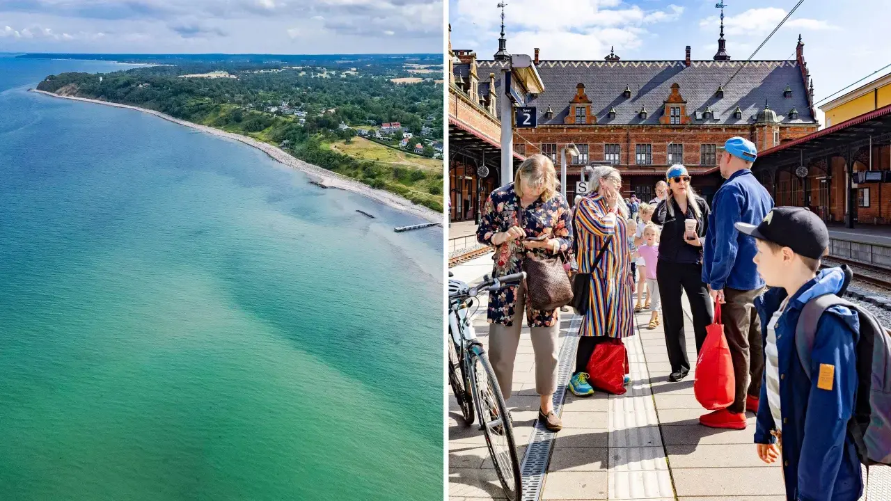 Vacker kustlinje vid havet. Folk väntar på tåg till Danmark vid en gammal stationsbyggnad.
