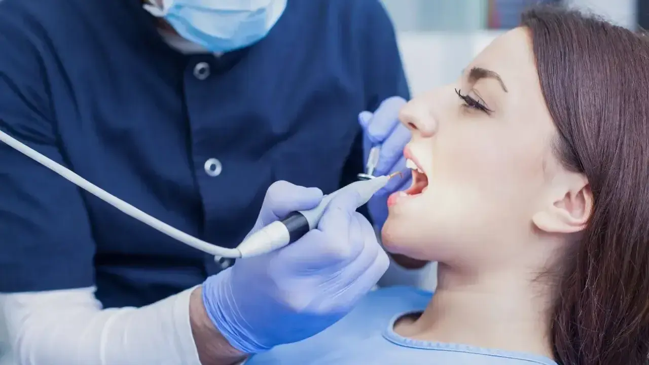 Dentysta wykonuje zabieg. Zastanawiasz się, ile kosztuje znieczulenie u dentysty? To zależy od rodzaju i gabinetu.