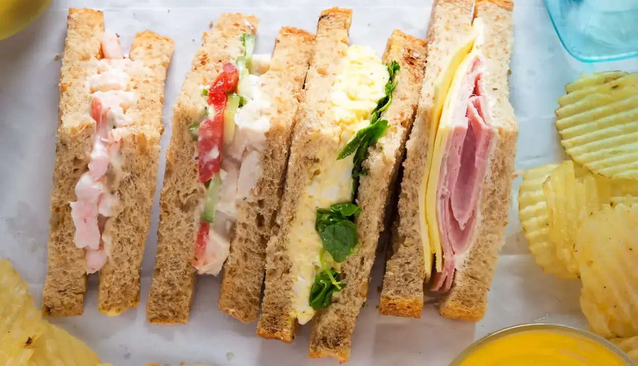 Cuatro bocadillos saludables para el cole: de gambas, pollo y tomate, huevo y espinacas, y jamón y queso.