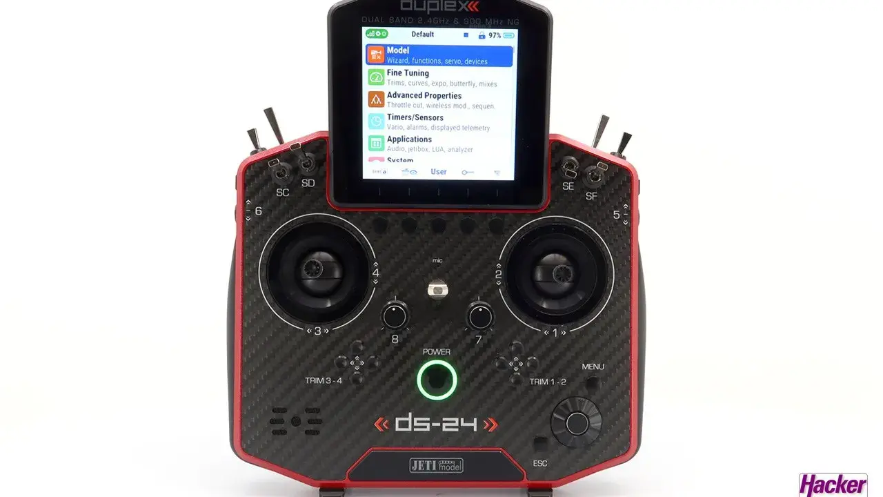 Jeti DS-24 Fernsteuerung mit Carbon-Optik und Farbdisplay. Menü zeigt "Model" und "Fine Tuning" an.