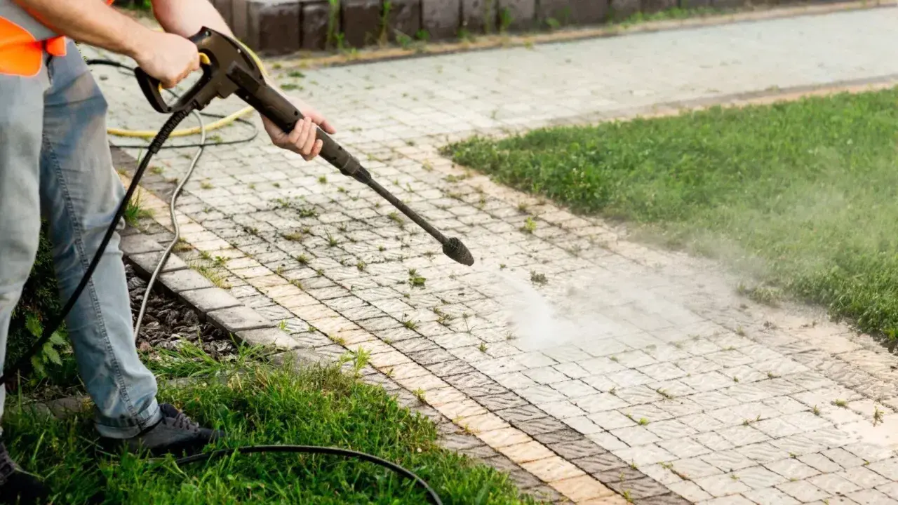 Czyszczenie żwiru w ogrodzie: Jak mieć czysto bez chwastów na lata?