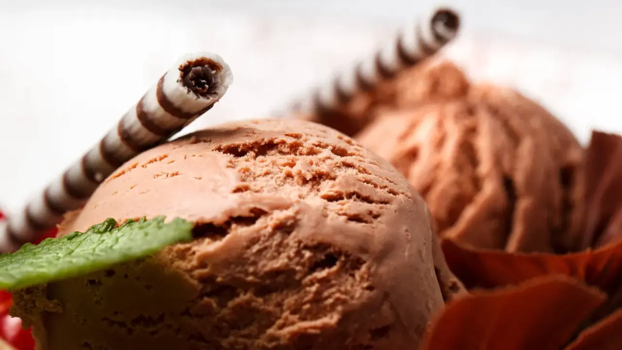 Czekoladowe, najprostsze lody domowe z wafelkami i miętą.