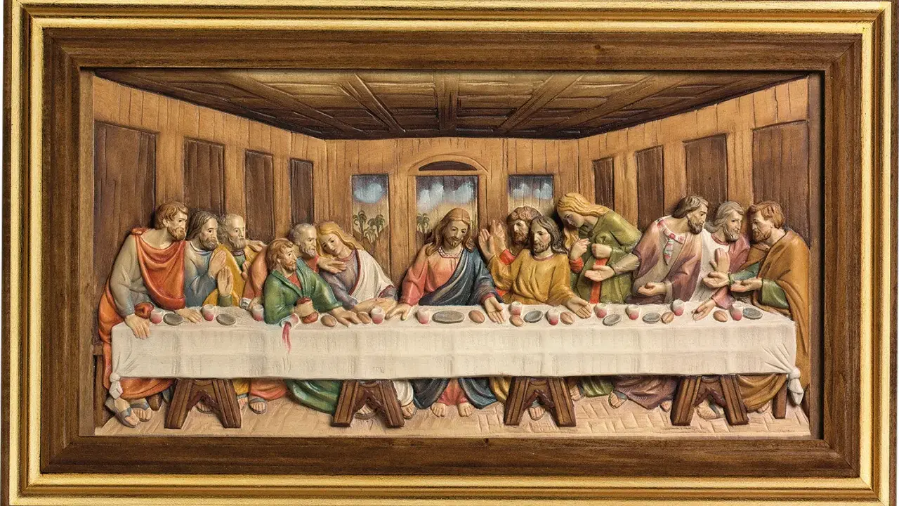 Relief sculpté de la Cène, montrant Jésus et ses disciples autour d'une longue table. Les personnages sont représentés avec des expressions variées.