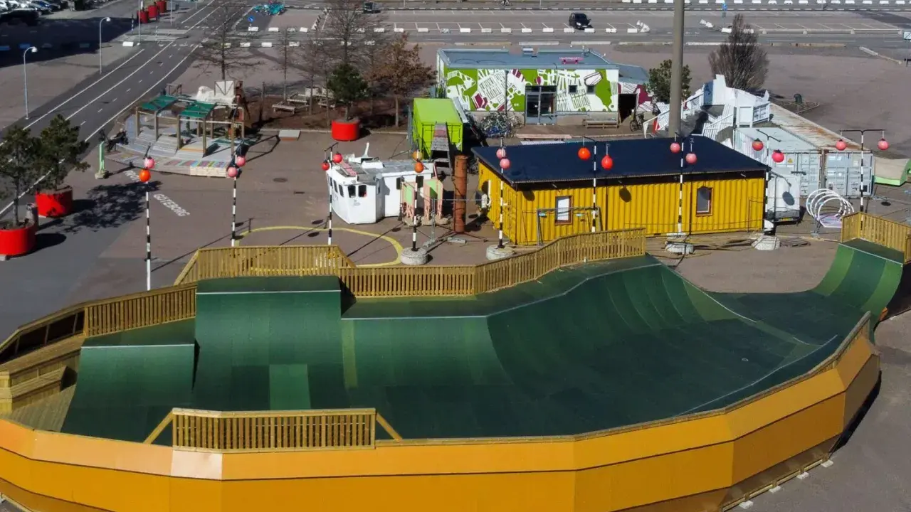En unik minigolfbana i form av ett fartyg i Slottsskogen, redo för lek och skratt.